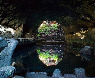  die Höhle spiegelt sich im Wasser 